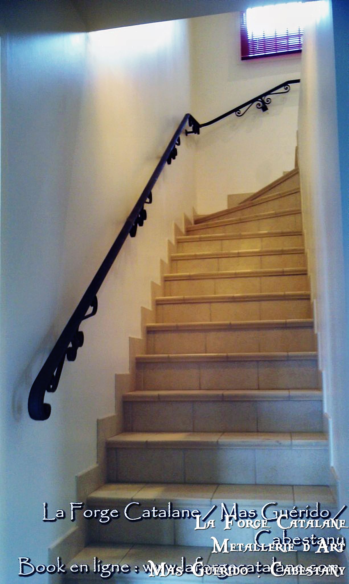 Main courante en fer cavalier en forme de volutes  forge catalane.jpg